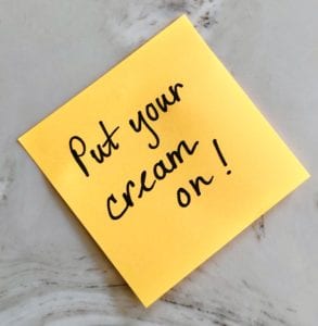 post it that says "put your cream on"